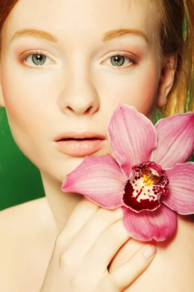 Joven hermosa mujer con flor rosa —  Fotos de Stock