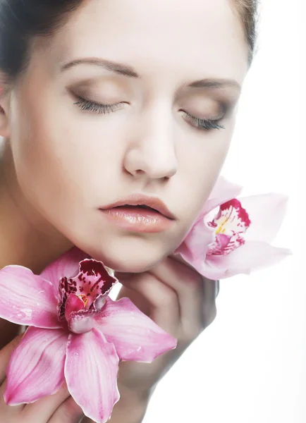 Schöne Frau mit rosa Blume — Stockfoto