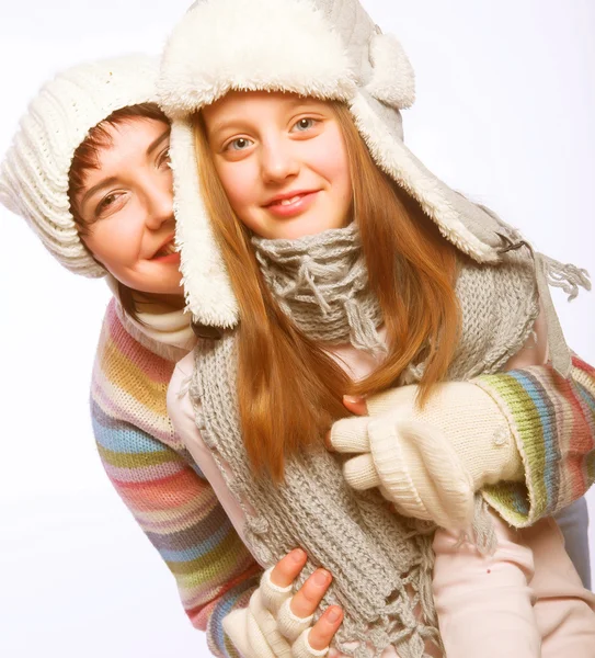 Matka s dítětem v zimní čepice — Stock fotografie