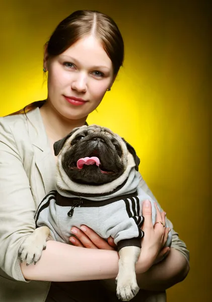 Mädchen und Mops — Stockfoto