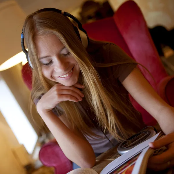 Femme écoute de la musique dans les écouteurs — Photo