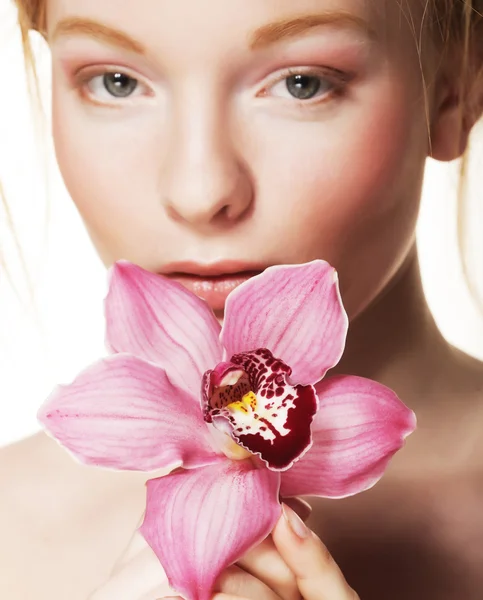 Krásná žena s růžovou květinou — Stock fotografie