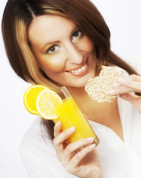 Mujer joven bebiendo jugo de naranja — Foto de Stock