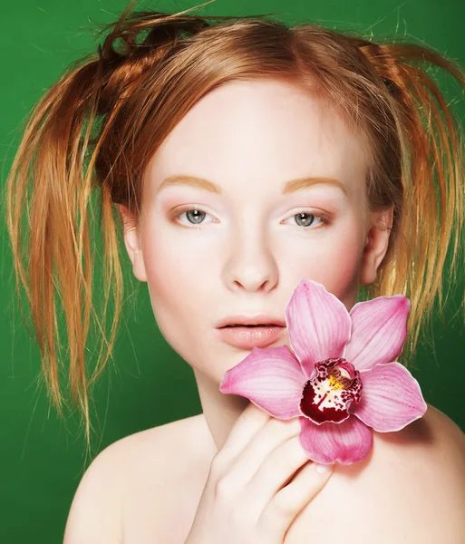 Jovem mulher bonita com flor rosa — Fotografia de Stock