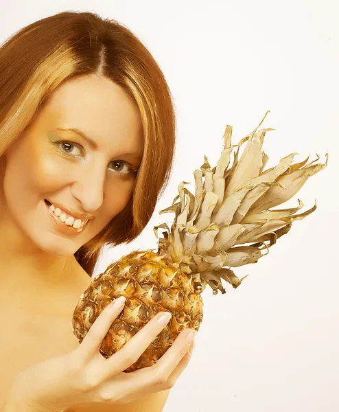 Vrouw met ananas — Stockfoto