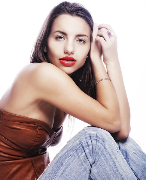 Menina com jeans esfarrapados sentar no chão — Fotografia de Stock