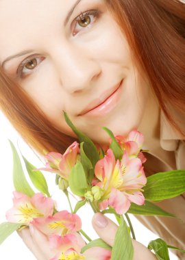 Pembe çiçekli güzel bir kadın.