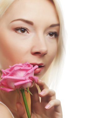 Pembe güllü genç kadın