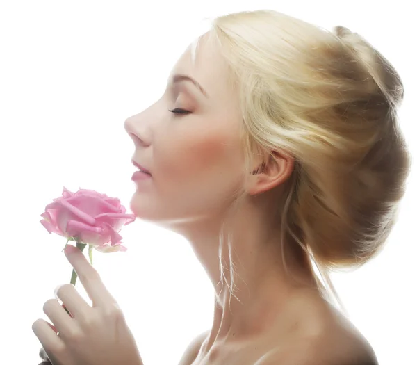 Giovane donna con rosa rosa — Foto Stock