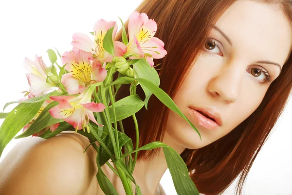 Jonge mooie vrouw met roze bloem — Stockfoto