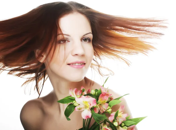 Ung vacker kvinna med rosa blomma — Stockfoto