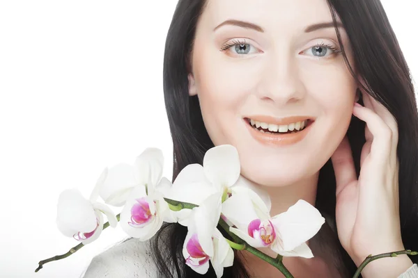 Kvinna med orkidé blomma — Stockfoto