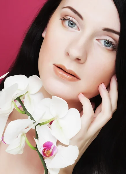 Hermosa mujer sana con flor de orquídea . —  Fotos de Stock