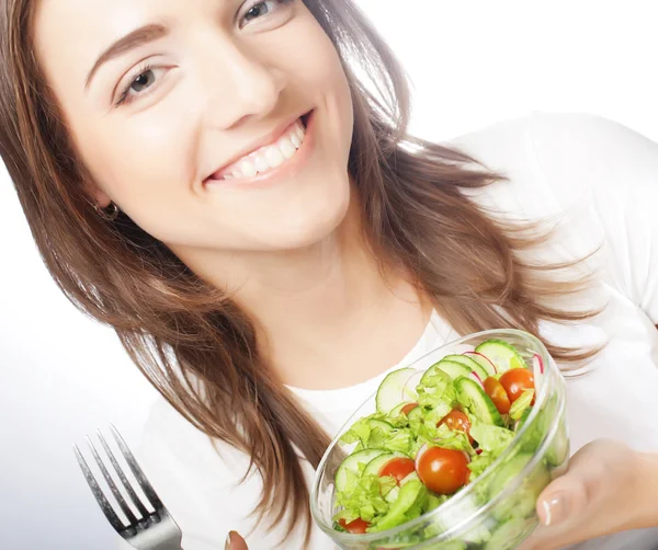 Lachende meisje met een salade — Stockfoto