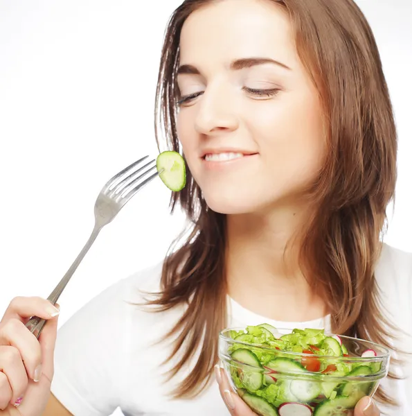 Mulher feliz comendo salada — Fotografia de Stock