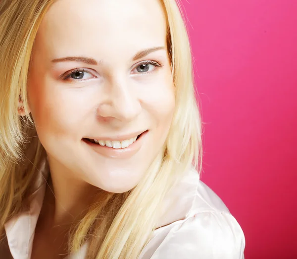 Hermosa joven sonriente mujer con la piel limpia —  Fotos de Stock