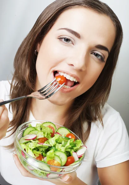 Donna felice mangiare insalata — Foto Stock