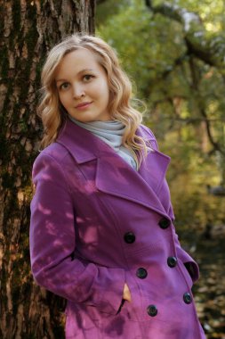 sonbahar Park genç gülümseyen kadın