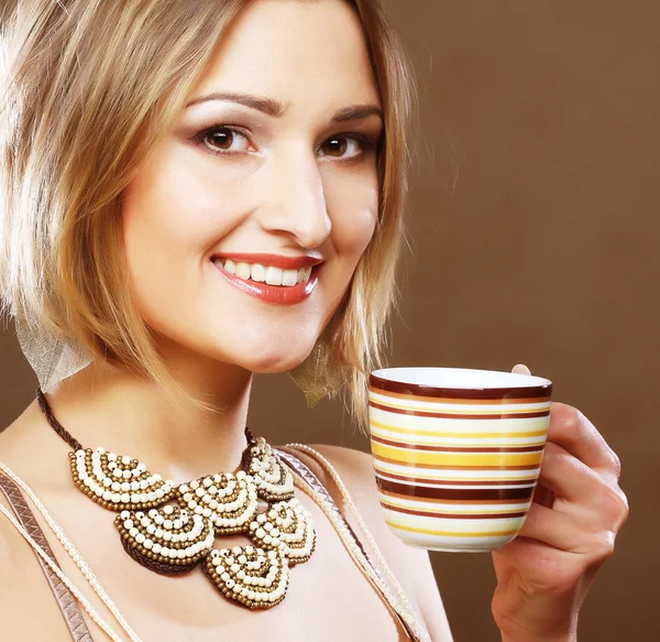 Krásná žena pije kávu — Stock fotografie