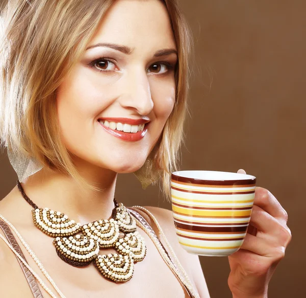 Beautiful woman drinking coffee — Stock Photo, Image