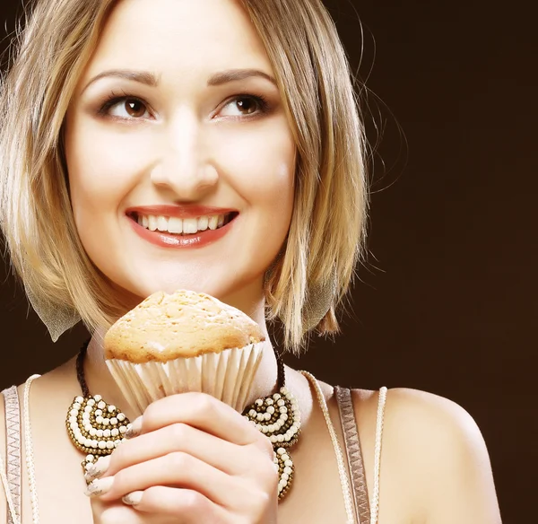 Beauté fille avec gâteau — Photo