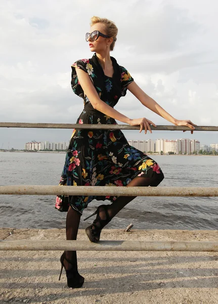 Giovane donna in posa vicino al mare . — Foto Stock