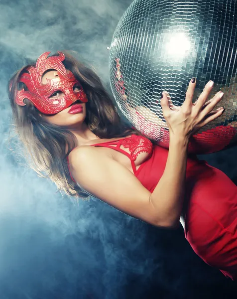 Dame in Maske mit Discokugel — Stockfoto