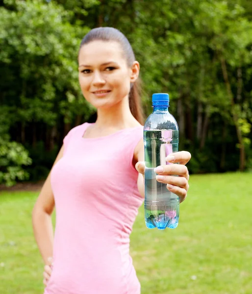 Mulher com água ao ar livre — Fotografia de Stock