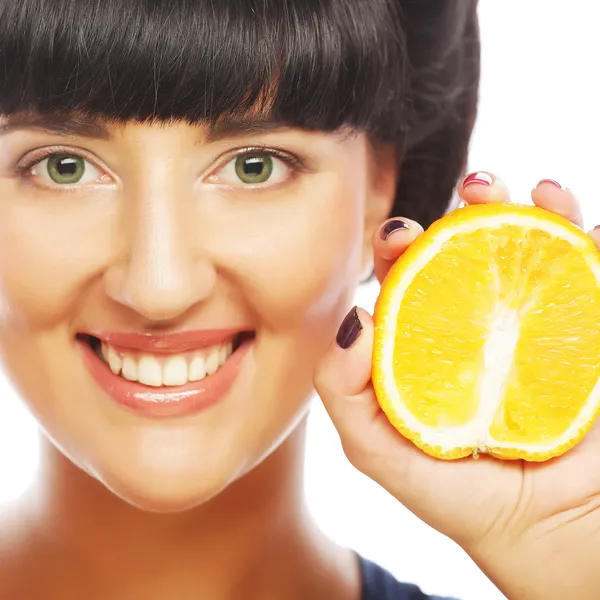 Młoda kobieta z pomarańczami w rękach — Zdjęcie stockowe
