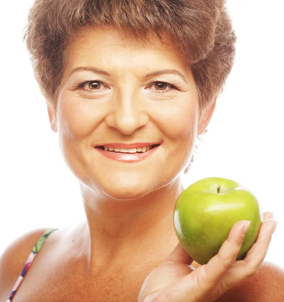 Reife lächelnde Frau mit grünem Apfel — Stockfoto