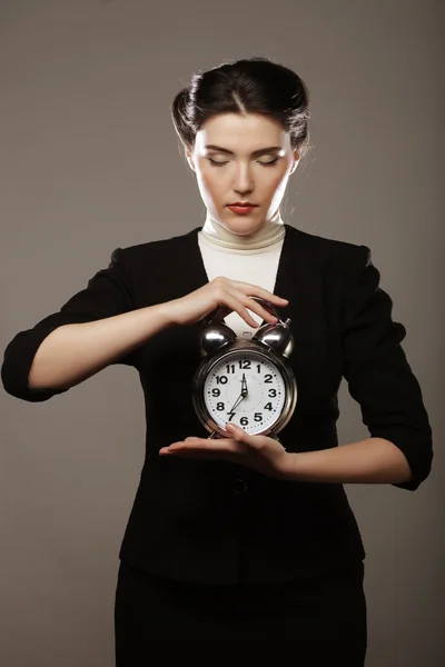 目覚まし時計を持つ女性実業家 — ストック写真