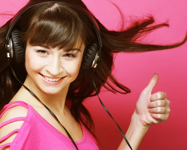 Hermosa mujer con auriculares — Foto de Stock