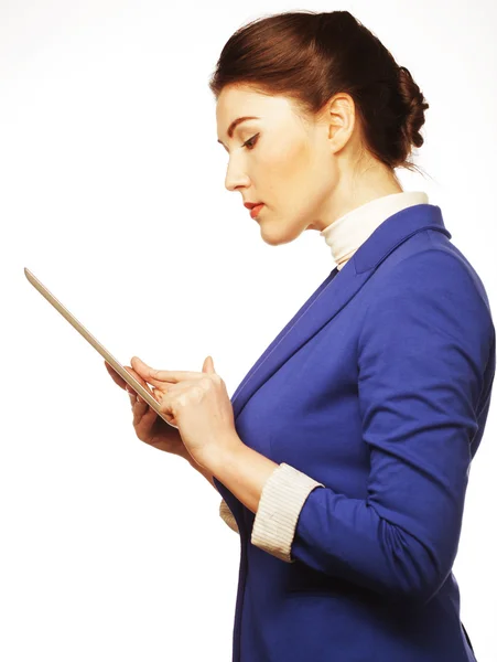 Mulher de negócios segurando um computador tablet — Fotografia de Stock