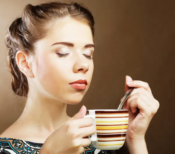 ผู้หญิงสวยดื่มกาแฟ — ภาพถ่ายสต็อก