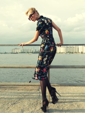 genç kadın denize yakın poz.