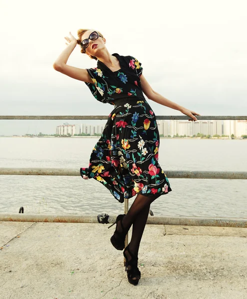 Mujer joven posando cerca del mar . — Foto de Stock