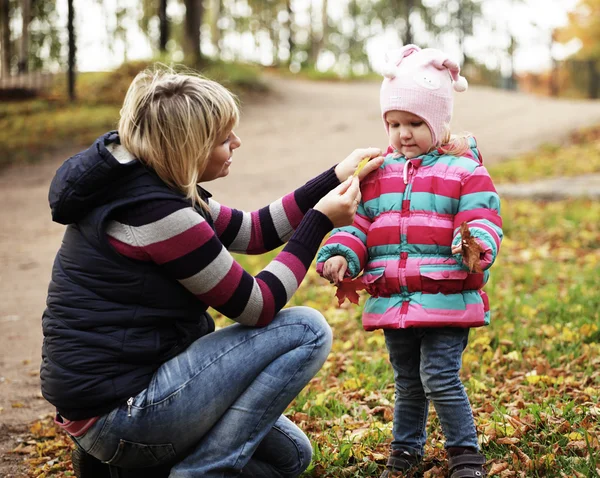 Mama z córką w parku jesień — Zdjęcie stockowe