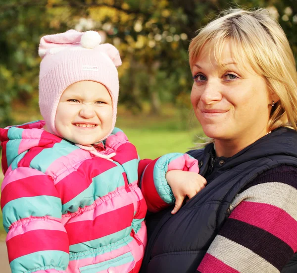 Mamá con una hija en el parque de otoño —  Fotos de Stock