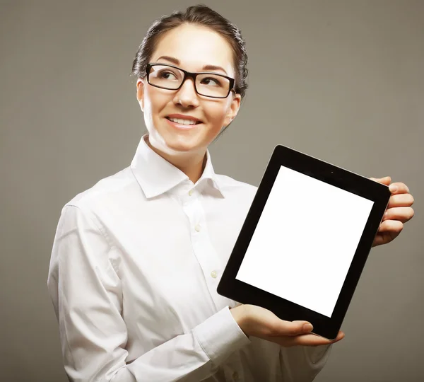 Mulher de negócios segurando um computador tablet — Fotografia de Stock