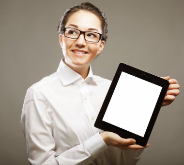 İş kadını elinde tablet bilgisayar tutuyor.