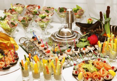 Yemek masası iştah açıcı yiyeceklerle dolu.