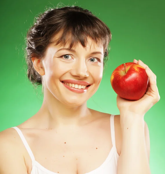 Frisk kvinna med färskt rött äpple — Stockfoto