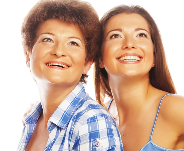 Madre e hija adulta mirando hacia arriba — Foto de Stock