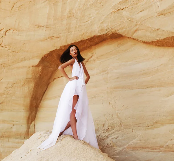 Woman in the desert — Stock Photo, Image