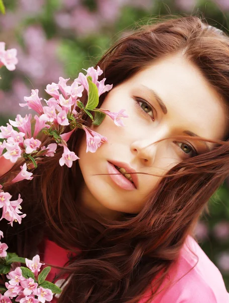 Femme aux fleurs printanières — Photo