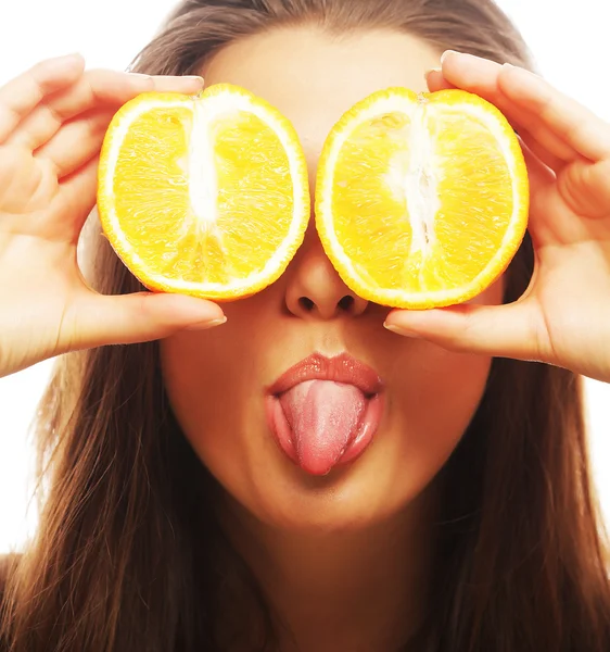 Fille drôle tenant des oranges sur les yeux — Photo