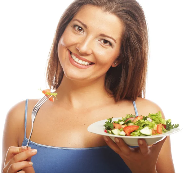 Joven mujer feliz comiendo ensalada . — Foto de Stock