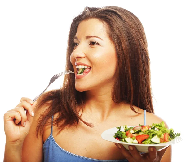 Joven mujer feliz comiendo ensalada . — Foto de Stock