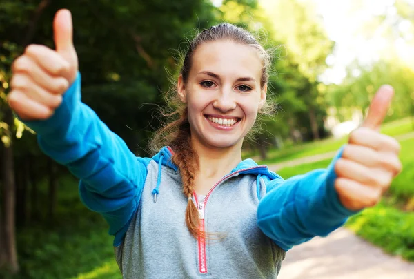 Sonriente hembra fitness espectáculo pulgares arriba —  Fotos de Stock