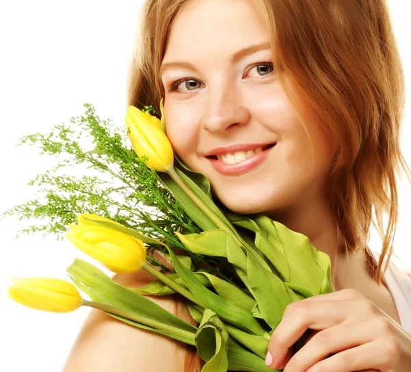 Junge lächelnde Frau mit gelben Tulpen — Stockfoto